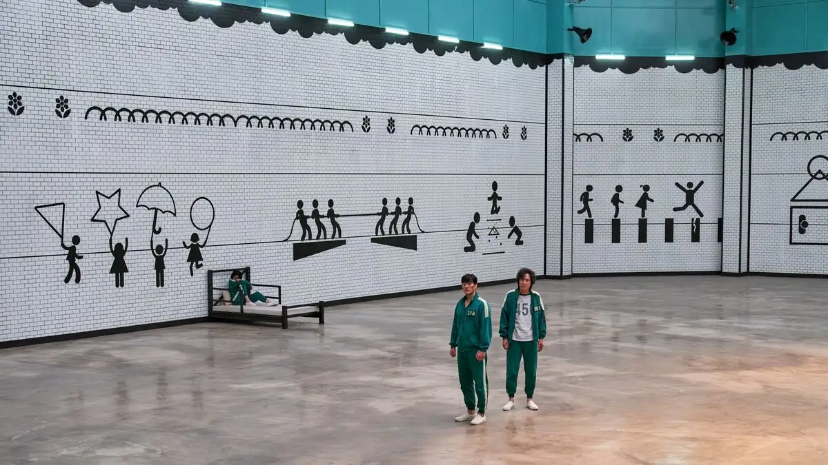 Squid Game Staffel 1: Piktogramm an der Wand zeigt alle Spiele