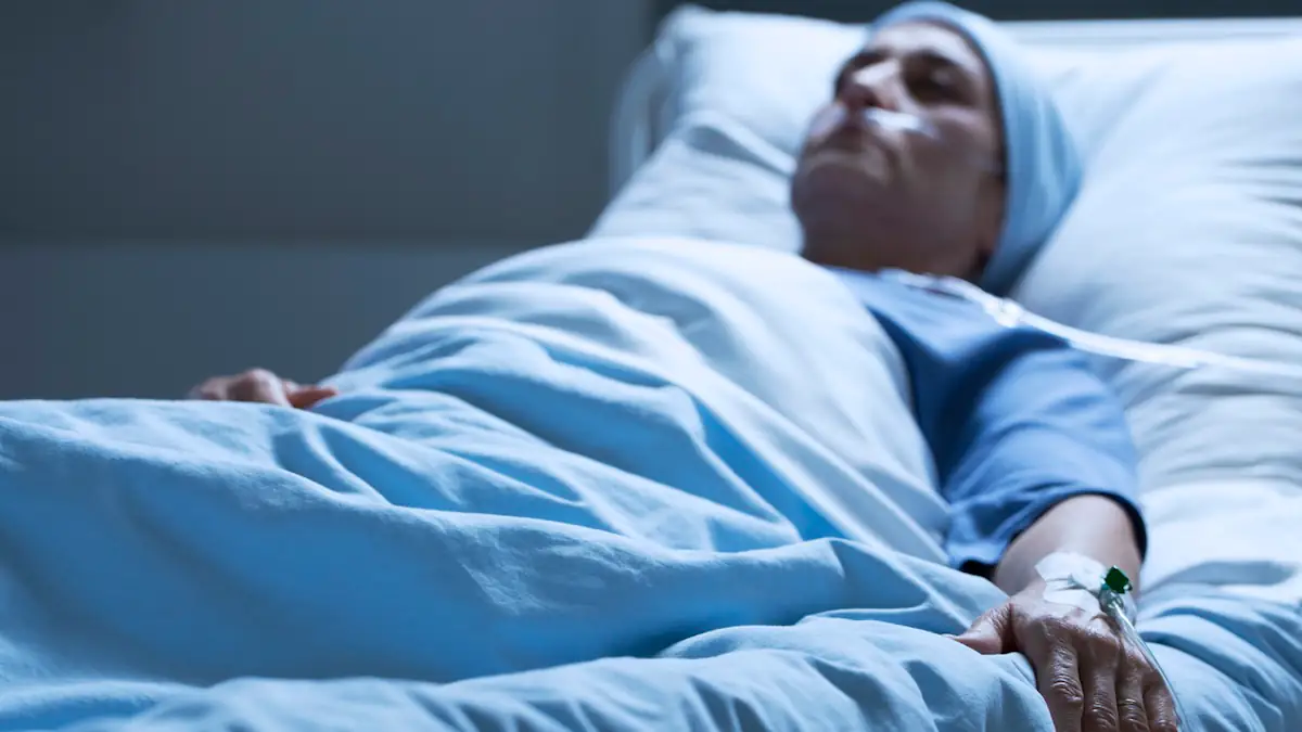 Frau kurz vor ihrem Tod in Krankenhausbett