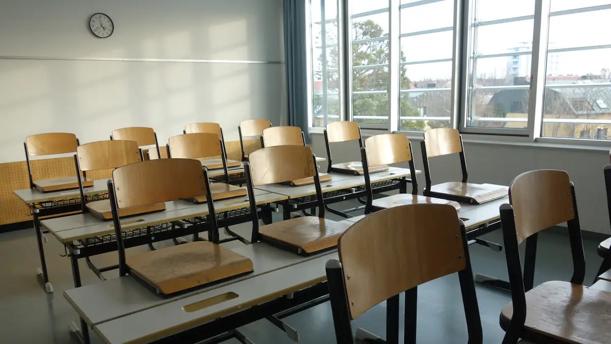 Lehrerin arbeitet 15 Jahre nicht: Leeres Klassenzimmer mit hochgestellten Stühlen