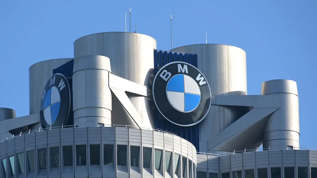 Das BMW-Logo auf dem Firmensitz des Automobilherstellers BMW in München