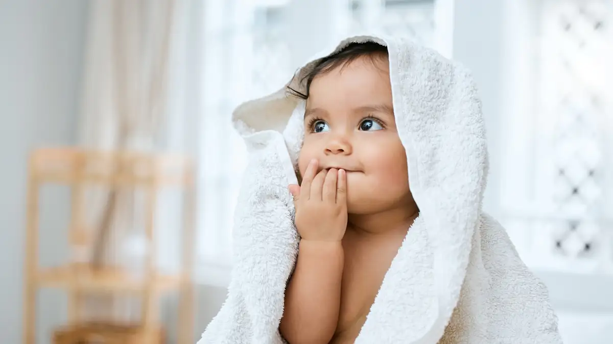 Verbotene Babynamen: Kleines Baby in ein weißes Handtuch geweickelt