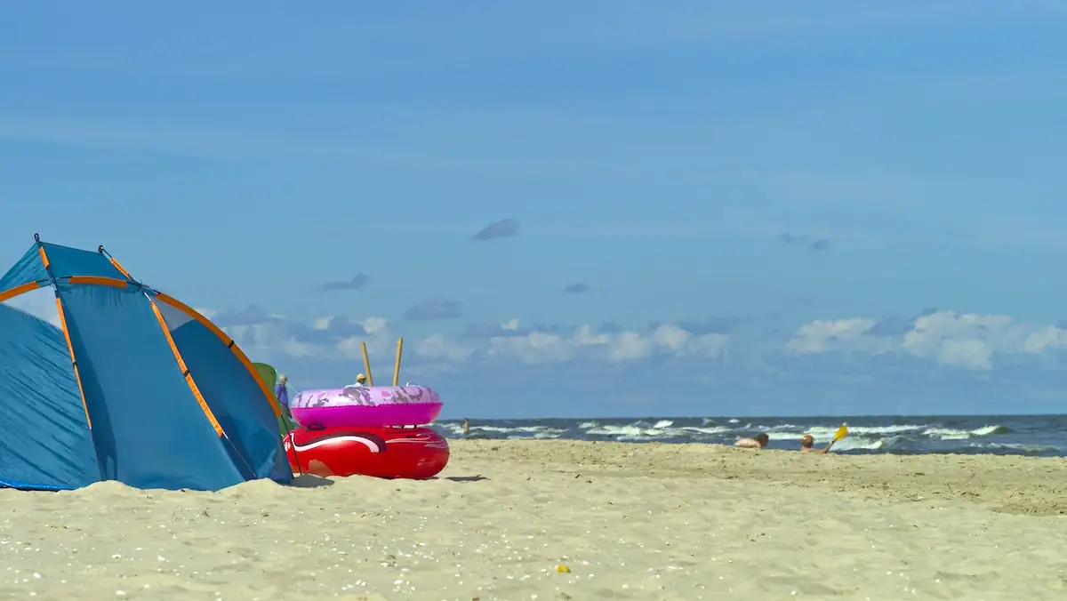 Beach Sprawling: Neuer Trend sorgt für Empörung bei Strandbesuchern