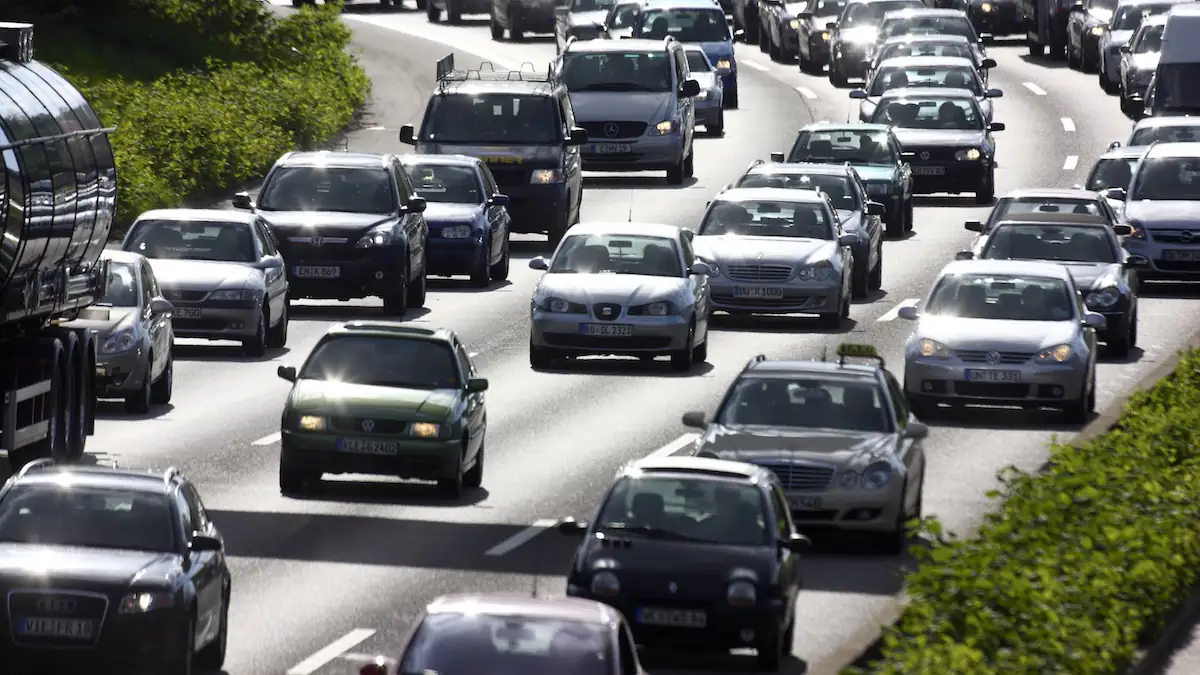 Beschleunigungsstreifen: Fließender Verkehr auf einer Autobahn
