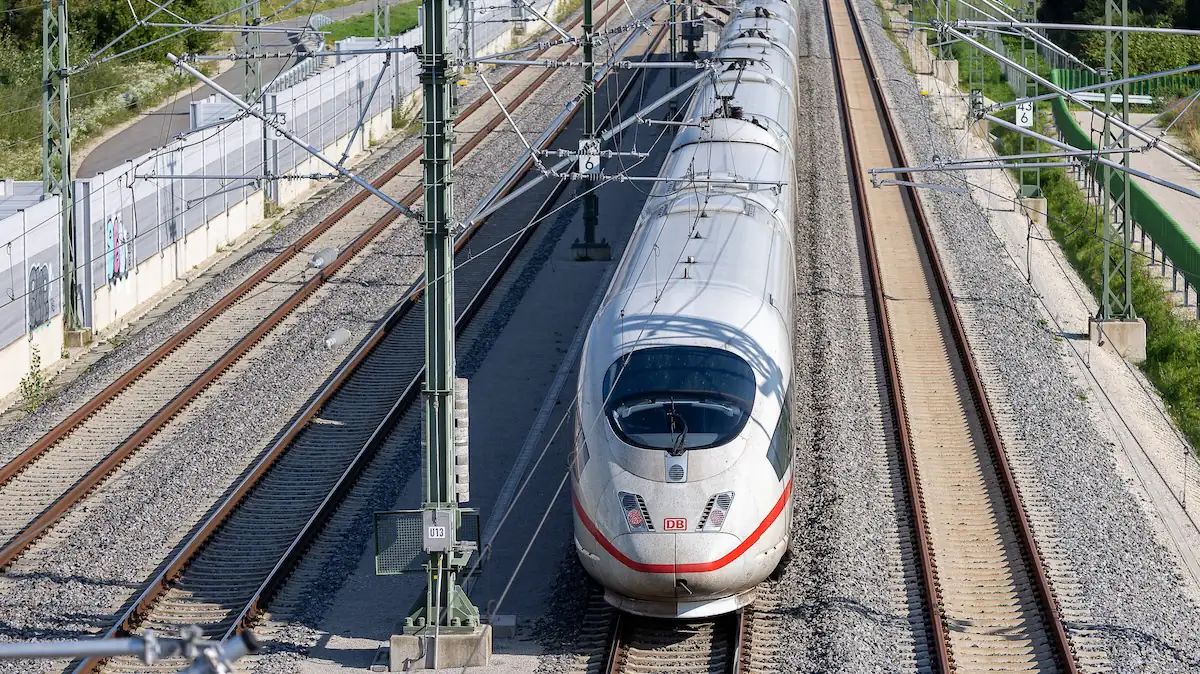 Deutsche Bahn: ICE fährt auf einer Strecke