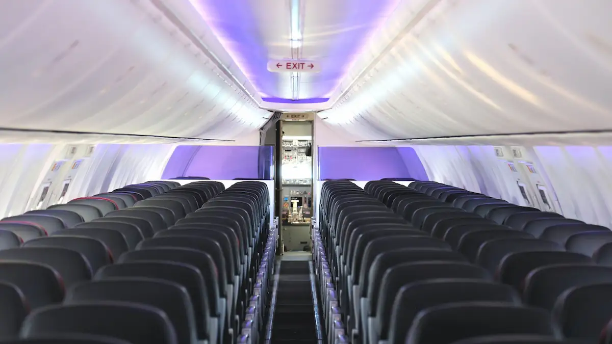 Leeres Flugzeug, an dessen Ende man die Ausgänge sieht