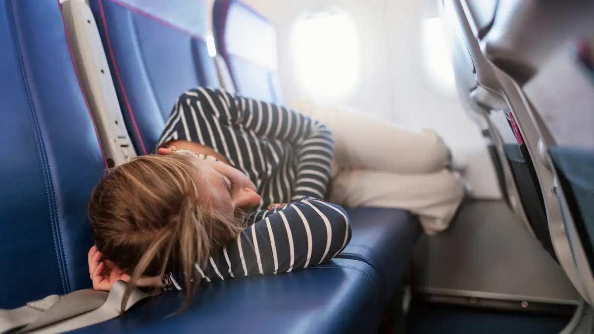 Leere Sitzreihe im Flugzeug: Darf ich mich einfach hinlegen?