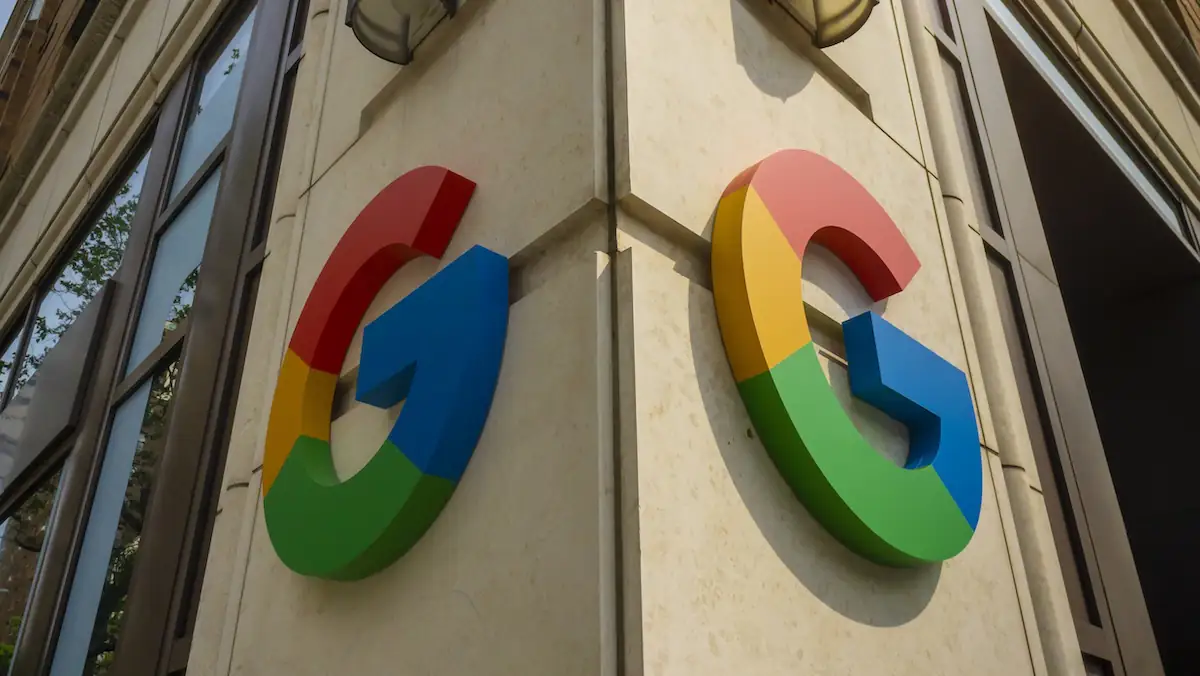 Smartphone Brandgefahr Symbolbild: Google Logo an der Außenseite eines Gebäudes