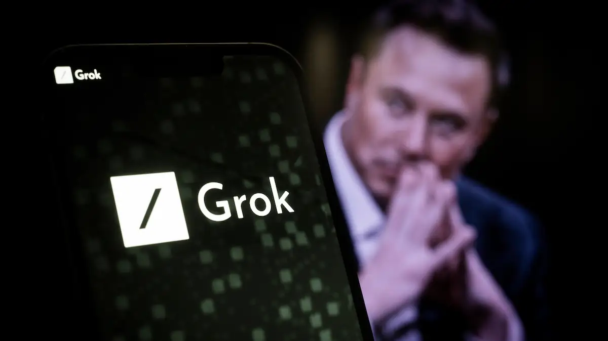 Grok KI mit verschwommenem Bild von Elon Musk im Hintergrund