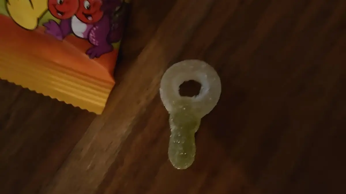 Haribo-Schnuller sauer liegt auf einer Tischplatte