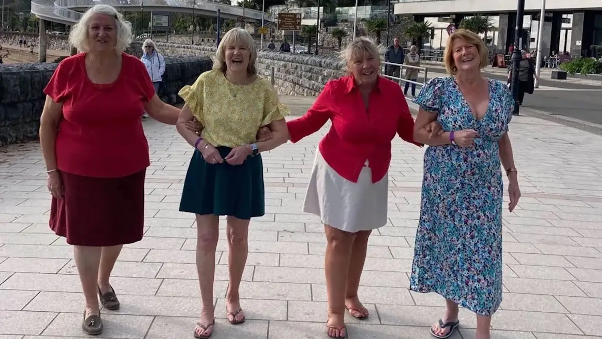 Neues Foto (2024): Vier Freundinnen in Torquay