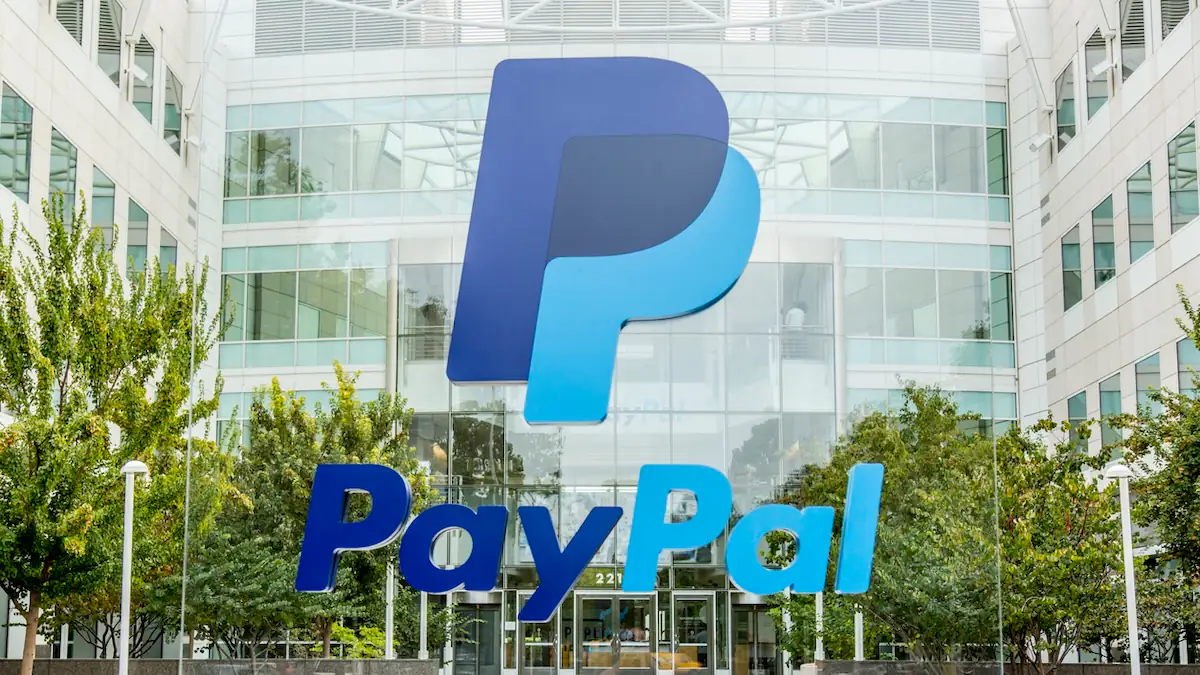 PayPal-Schriftzug am Hauptquartier der Firma