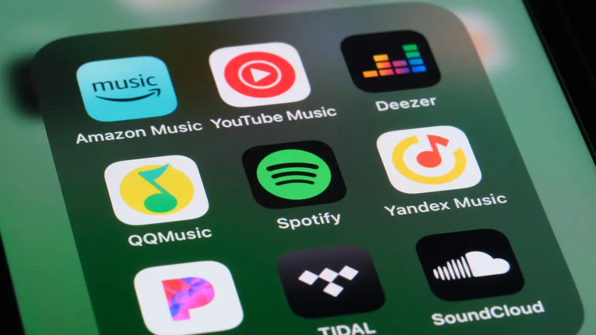 Spotify neben anderen Musik-Apps auf einem Smartphone