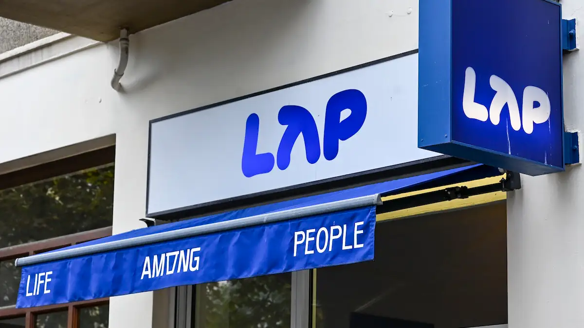 Logos der Kette Lap Coffee sind an einem Geschäft in Friedrichshain angebracht. Die Abkürzung steht für «Life Among People».