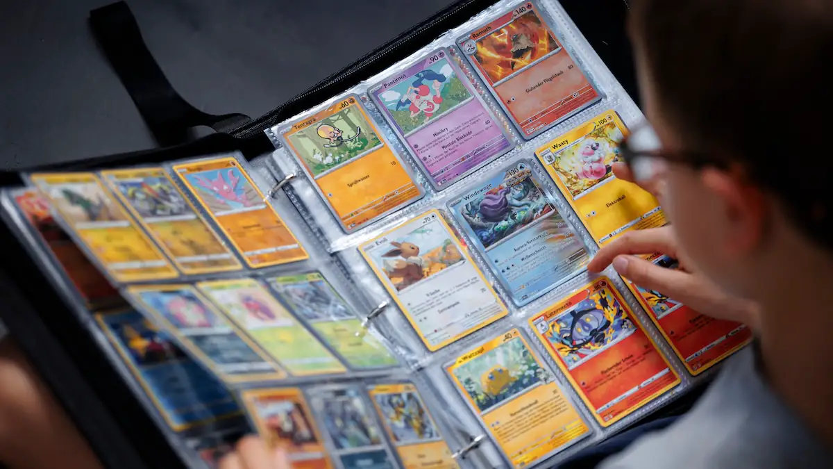 Alte Schätze im Keller: Alte Pokémon-Karten in einem Sammelordner