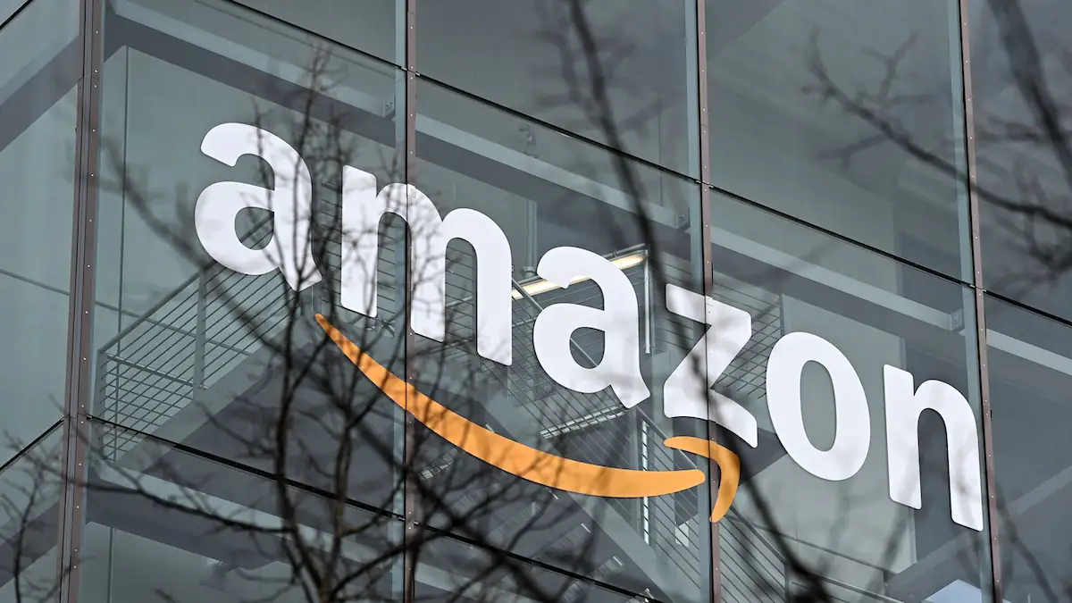 Amazon Firmen-Logo an einer Glaswand