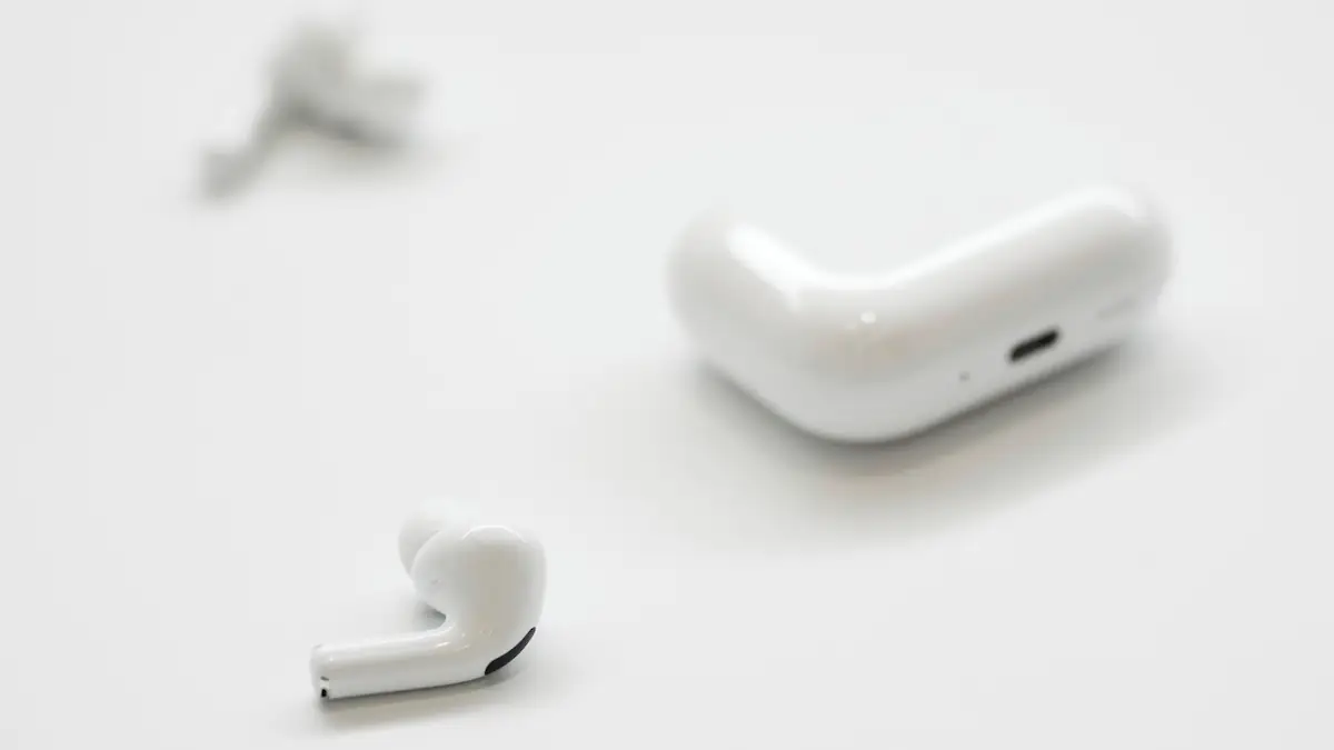 Apple AirPods Pro 3, die einzeln neben dem Ladecase liegen