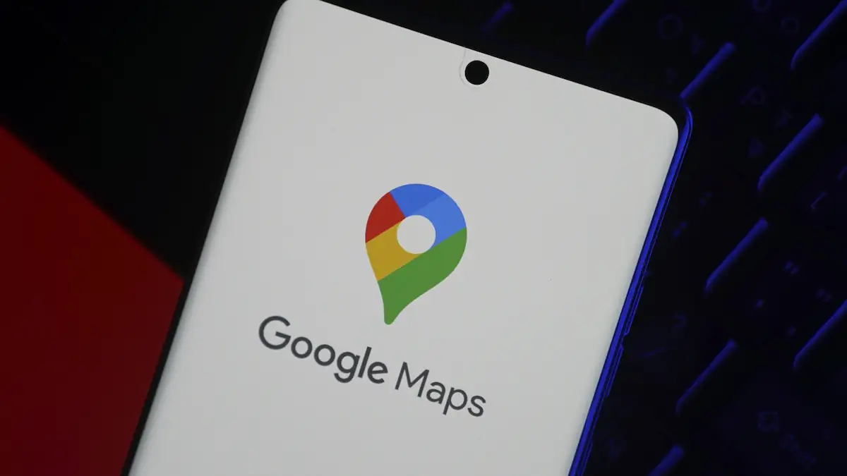 Blitzer-Warner: Nahaufnahme des Google Maps Logos auf einem Smartphone Bildschirm mit einem bunten Design