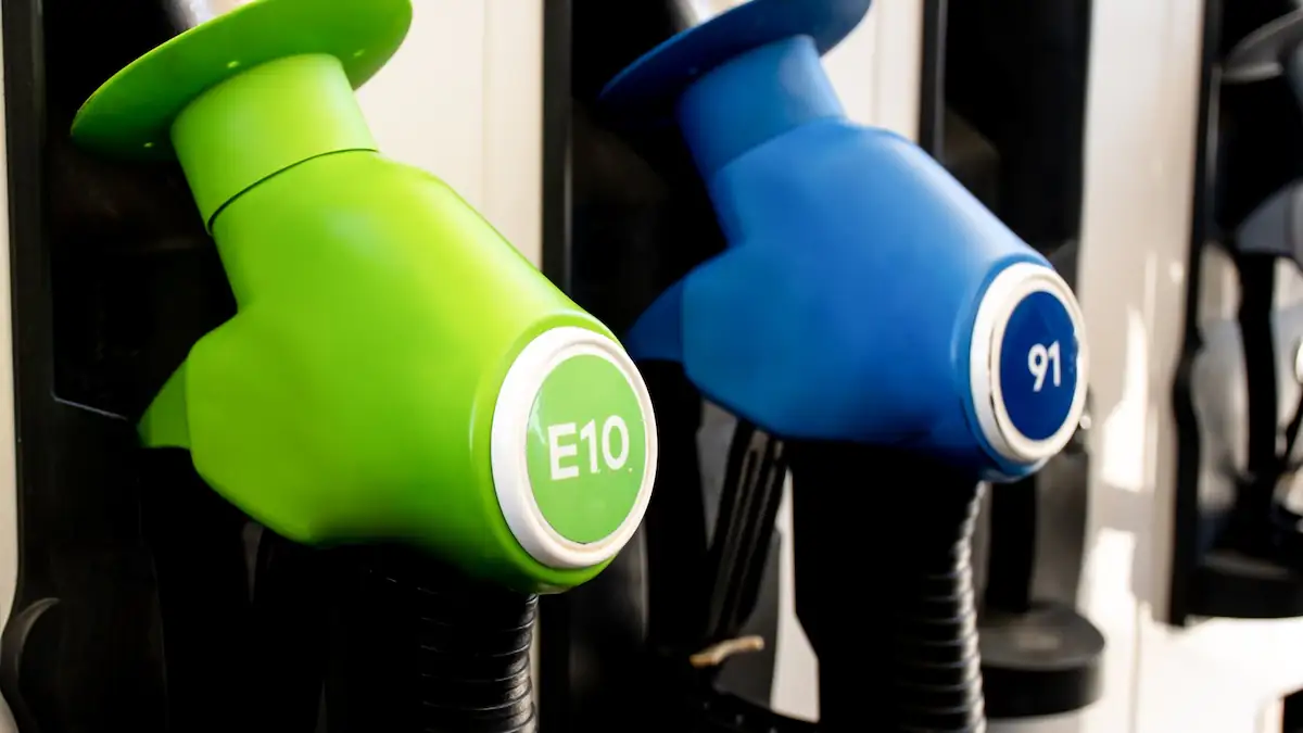 E10 und 91 Benzinpumpen auf einer Tankstelle