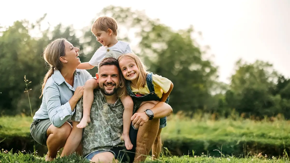 Porträt einer glücklichen Familie mit zwei Kindern