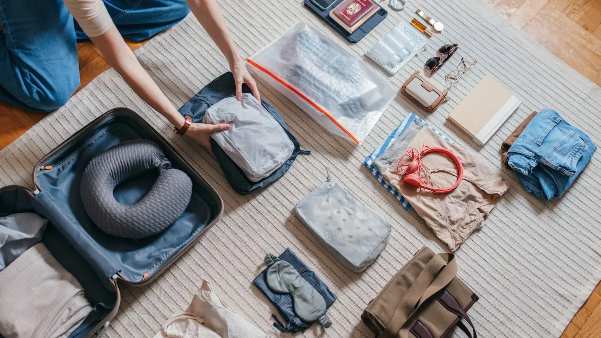 Frau packt ihren Koffer sorgfältig