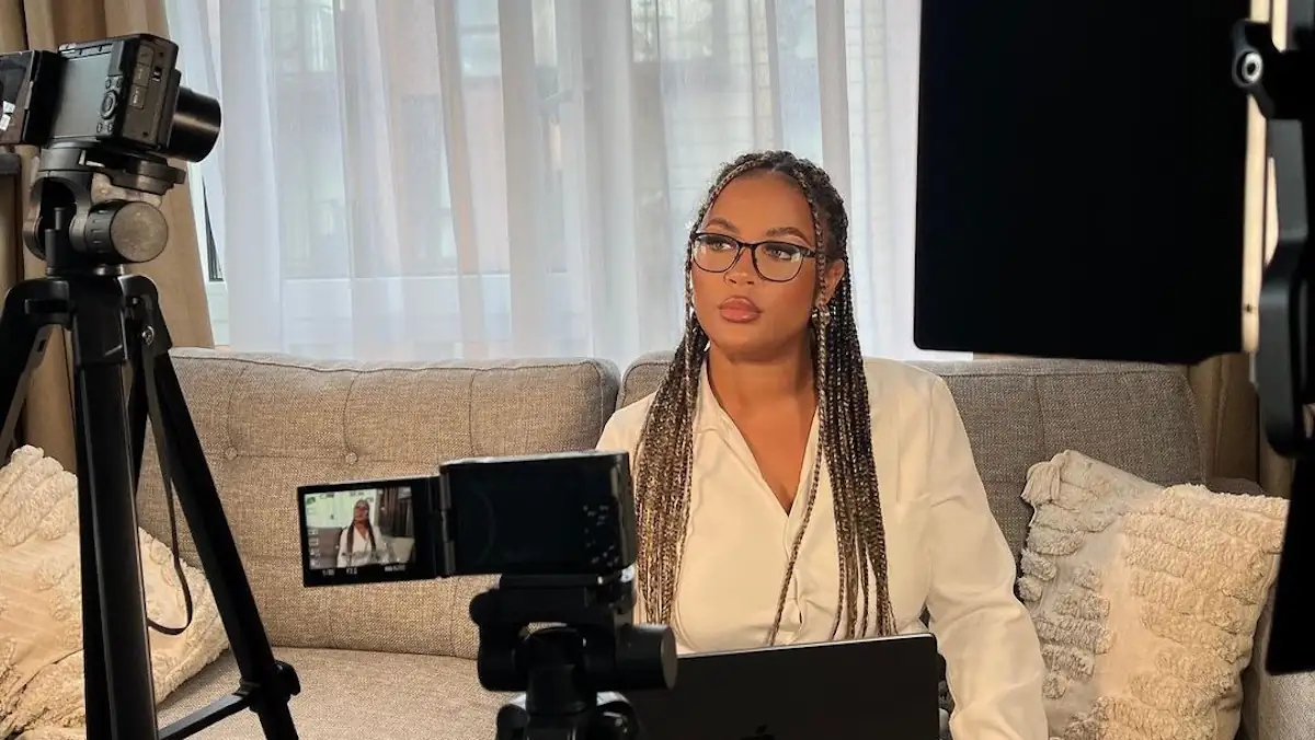 Latiesha Jones verkauft abgeschnittene Zehennägel: die junge Frau sitzt vor laufender Kamera