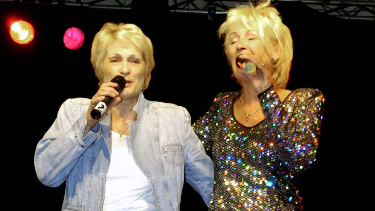 Die Schwestern Linda Bergen und Ingrid Peters zusammen bei einem Auftritt 2007