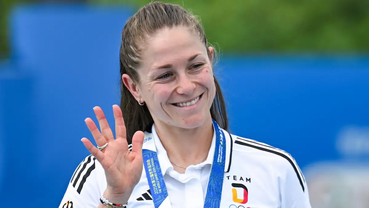 Laethisia Schimek bei einer Medaillenvergabe: Sportlerin erlebte Nahtoderfahrung