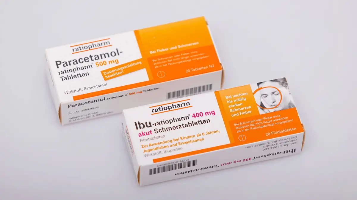 Zwei Packungen Medikamente nebeneinander, einmal Paracetamol und einmal Ibuprofen