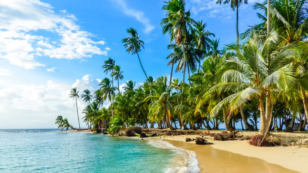 Panama als beliebtes Ziel für Rentner zum Auswandern: Schöner einsamer Strand in San Blas Karibikinsel, Kuna Yala, Panama
