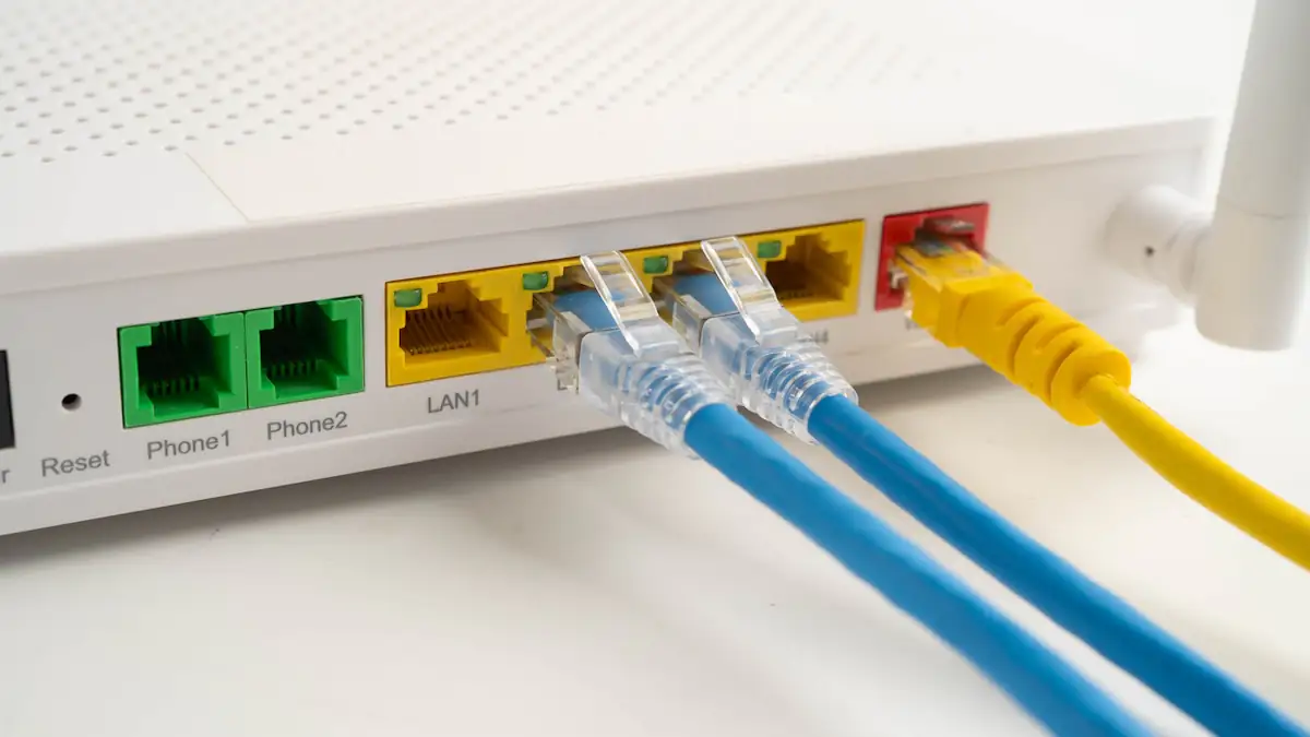 Weißer Router, in dem verschiedenfarbige Kabel stecken