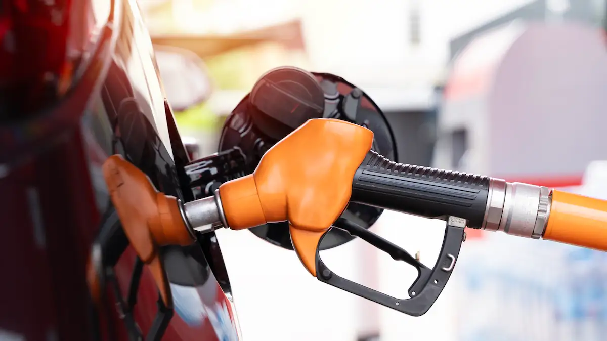 Auto wird an einer Tankstelle aufgetankt: Nahaufnahme eines Autos an einer Zapfsäule