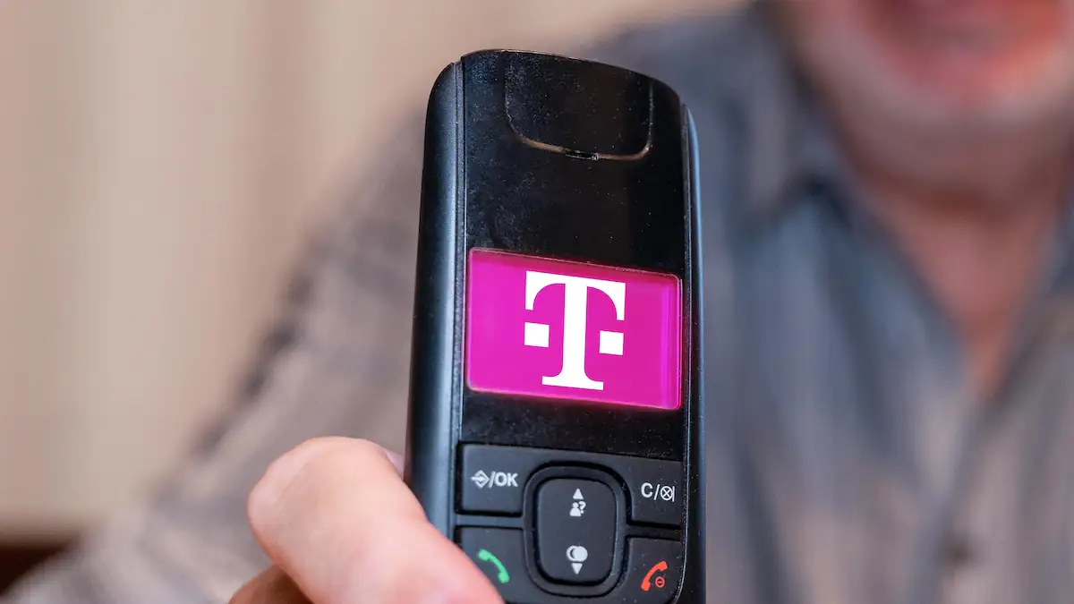 Telekom-Logo auf einem Festnetztelefon