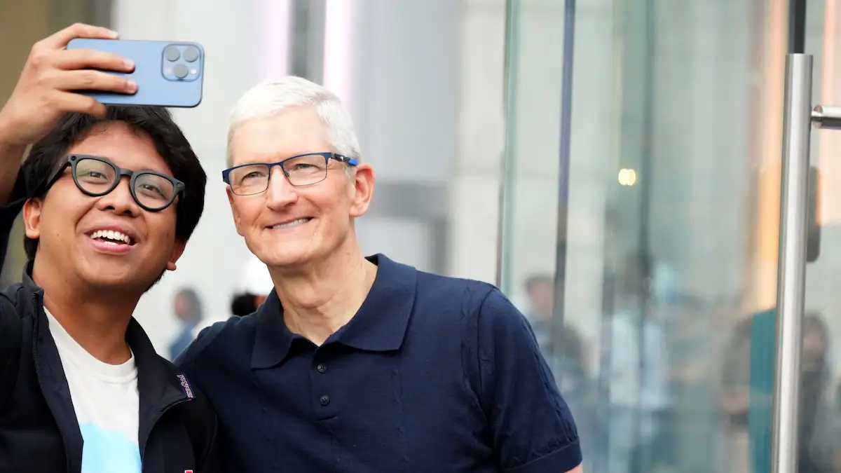 Tim Cook macht iPhone-Foto mit einem Fan