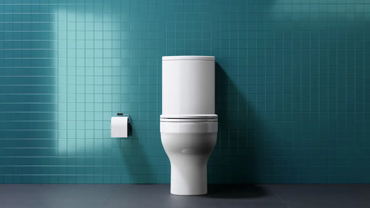 Modernes WC vor einer modernen grünen Fliesenwand