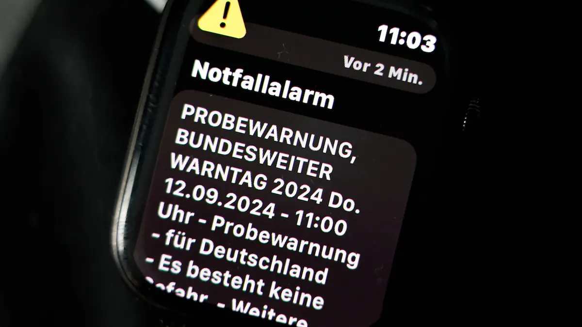 Warntag 2025: Gefahrenwarnung auf einer Smartwatch