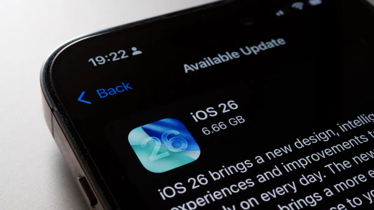 Update auf iOS 26 mit Liquid Glass: Updatenotes auf einem Smartphone