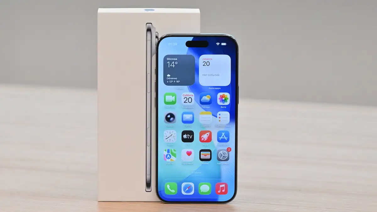 Apple iPhone Air steht ausgepackt neben seiner Verpackung