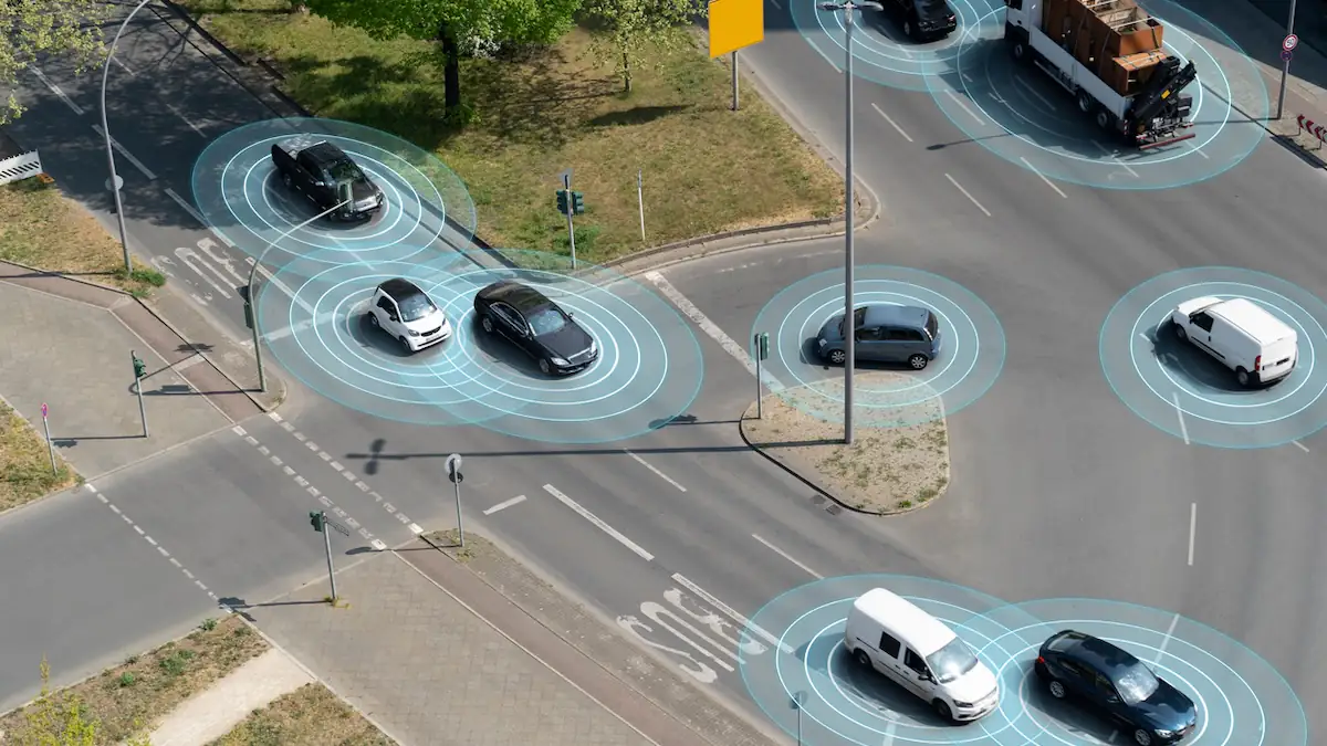 Vierte Ampelfarbe wegen autonomen Fahrzeugen: Mehrere fahrerlose Autos auf einer Straße