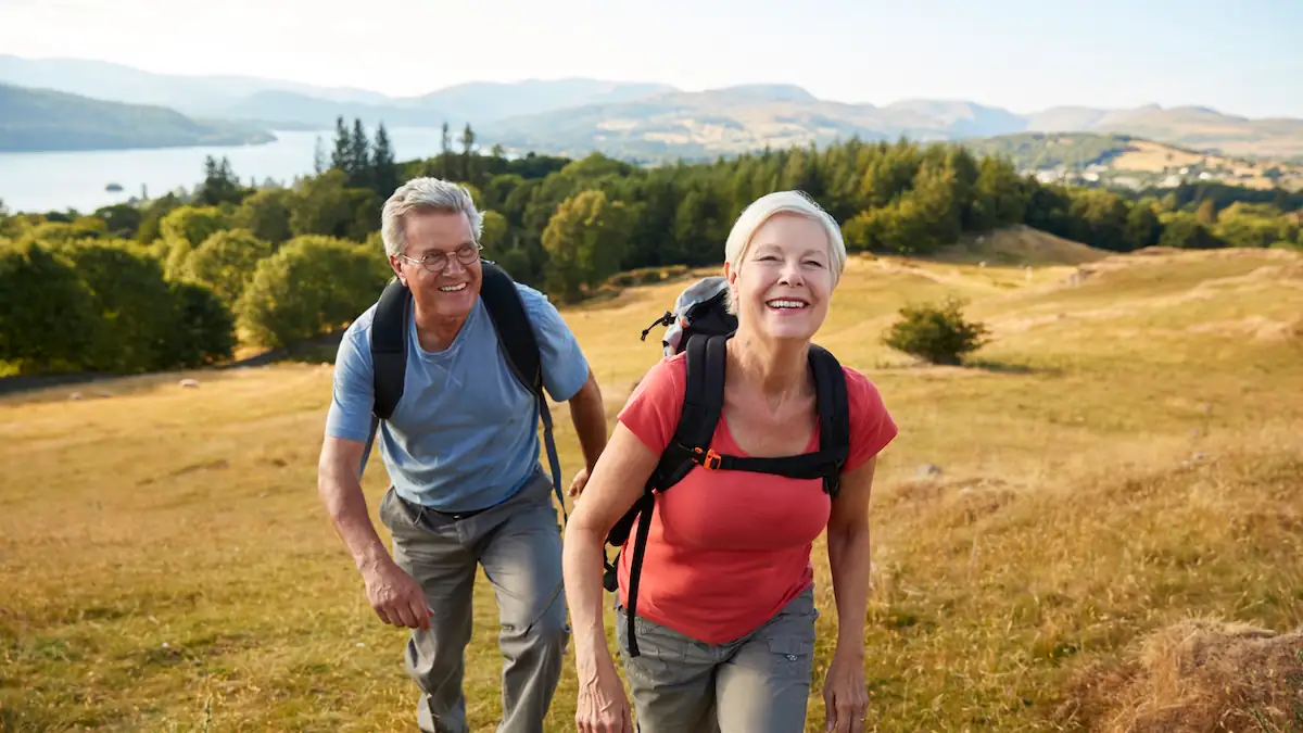 Demenz vorbeugen: Ein Mann und eine Frau Ü40 beim Wandern