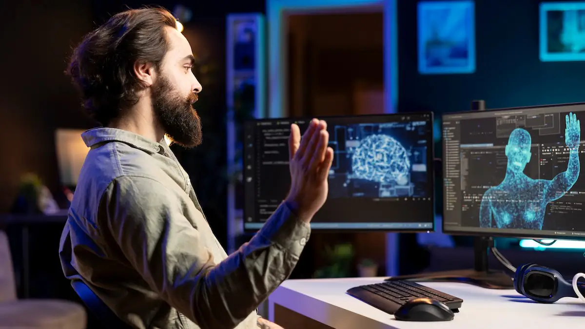 Mann arbeitet mit Computern und KI