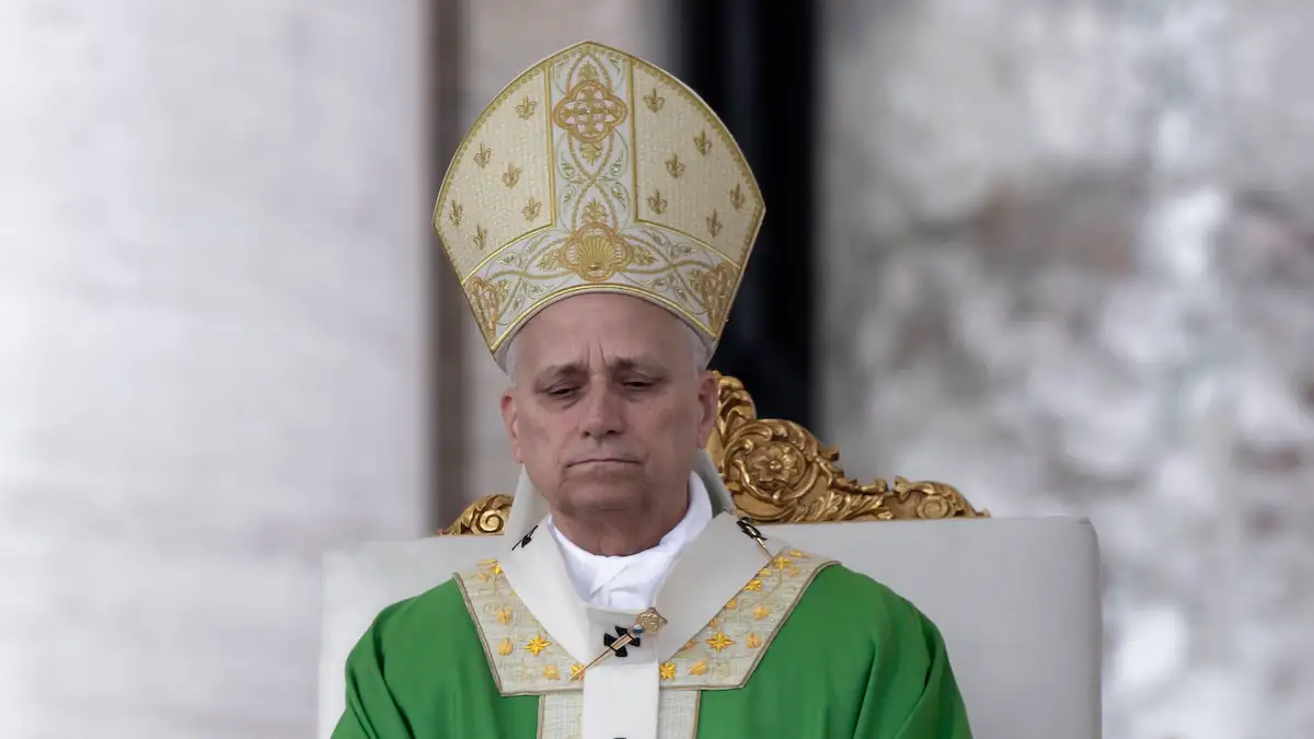 Vandalismus im Petersdom: Papst Leo XIV. bei einer Messe in vollem Ornat