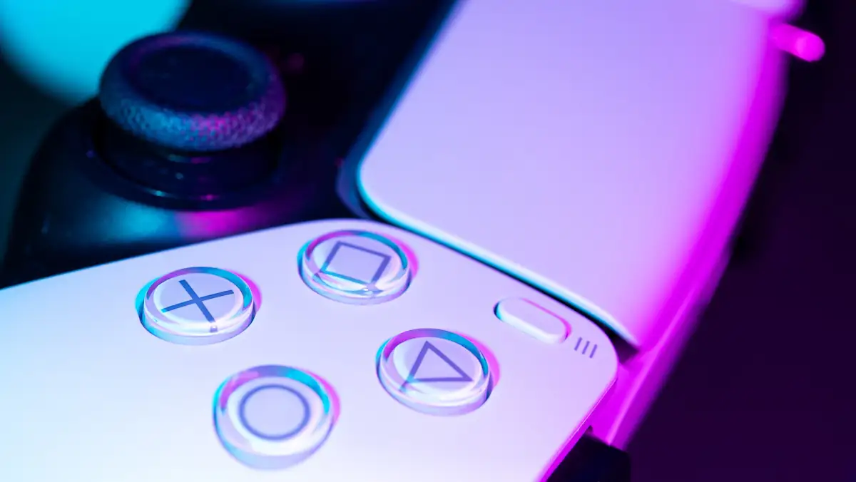 Controller einer PlayStation in lila-blauem Licht als Symbolbild für kommende PlayStation 6