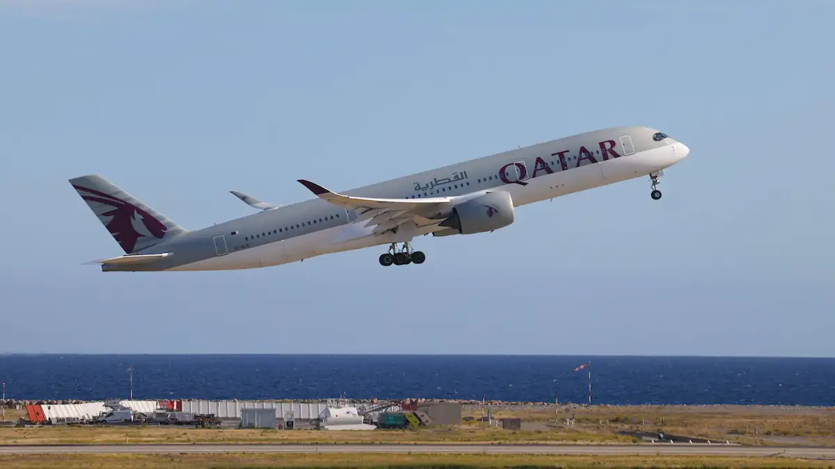 Flugzeug von Qatar Airways hebt ab: Symbolbild für ein Ereignis an Bord, bei dem ein Vegetarier gestorben ist, nachdem ihm Fleisch serviert wurde