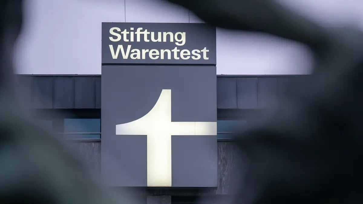 Hustenmittel untersucht: Ein Leuchtschild mit dem Logo der Stiftung Warentest ist an einem Geschäftshaus am Lützowplatz angebracht.