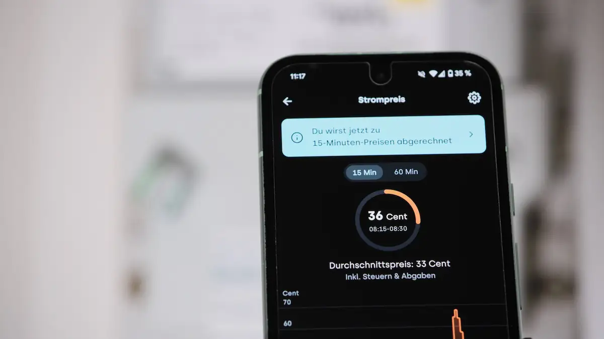 Änderung beim Strompreisberechnung auf 15-Minuten-Takt: Smartphone zeigt den Vergleich zwischen 15 und 60 Minuten