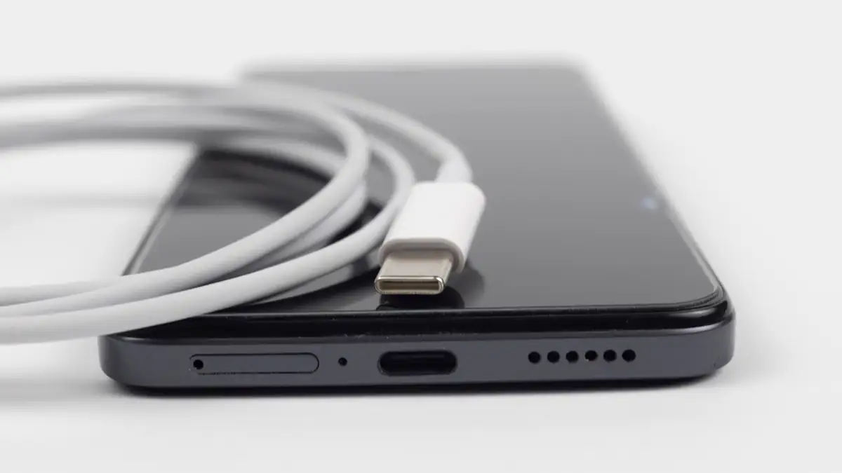 USB-C-Kabel liegt auf Smartphone
