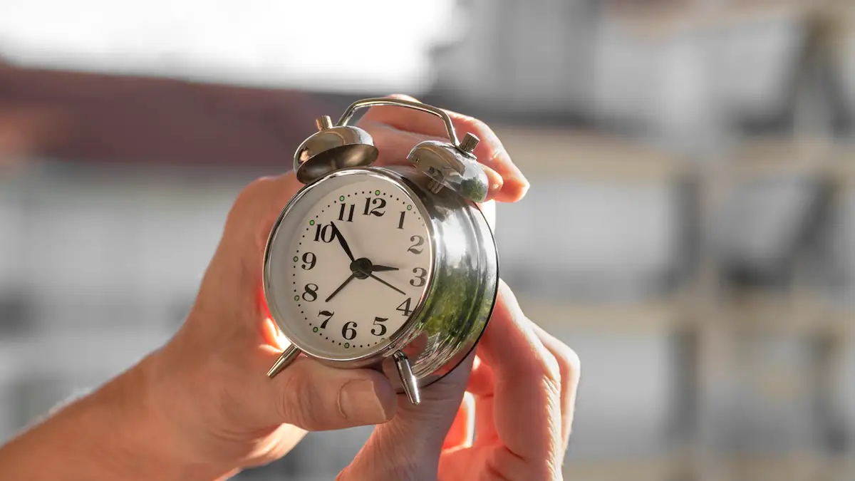 Jemand verstellt wegen Zeitumstellung die Uhrzeit eines Weckers