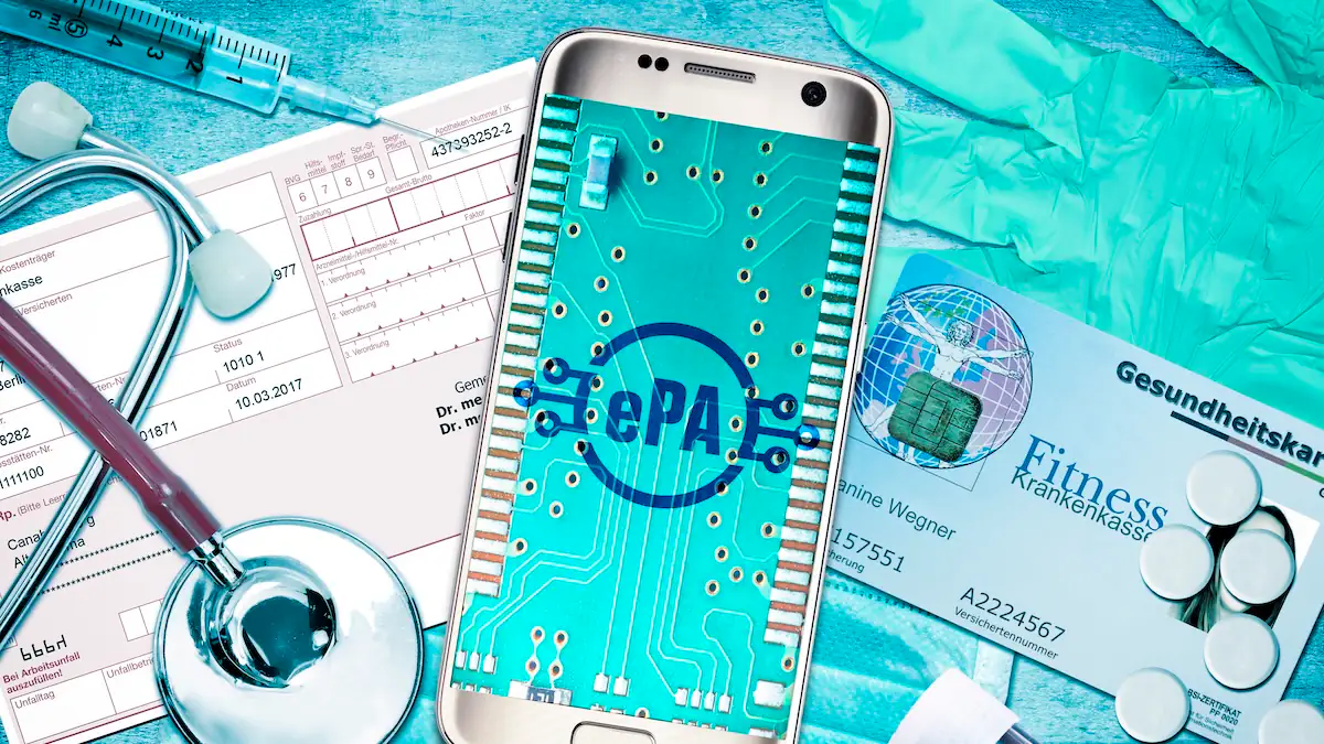 Elektronische Patientenakte: Smartphone, das zwischen medizinischen Instrumenten und einer Gesundheitskarte liegt, zeigt den Schriftzug „ePA“