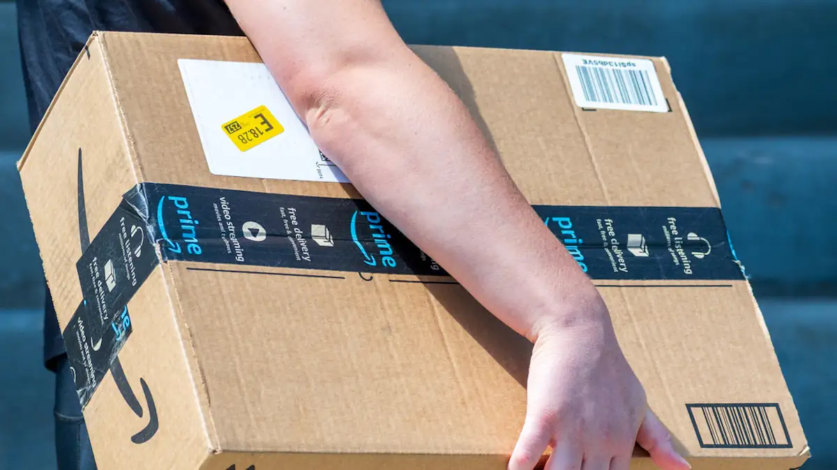 Was bedeuten die gelben Aufkleber auf Amazon-Päckchen?