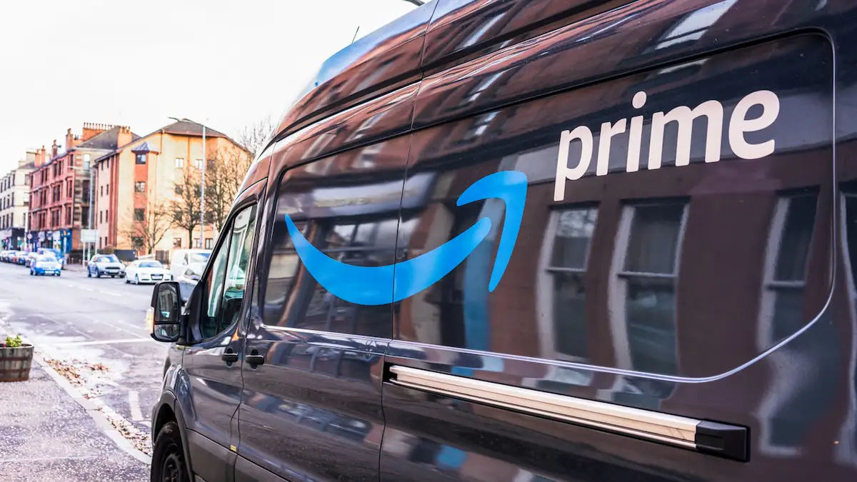 Amazon-Prime-Logo an einem Lieferfahrzeug des Unternehmens